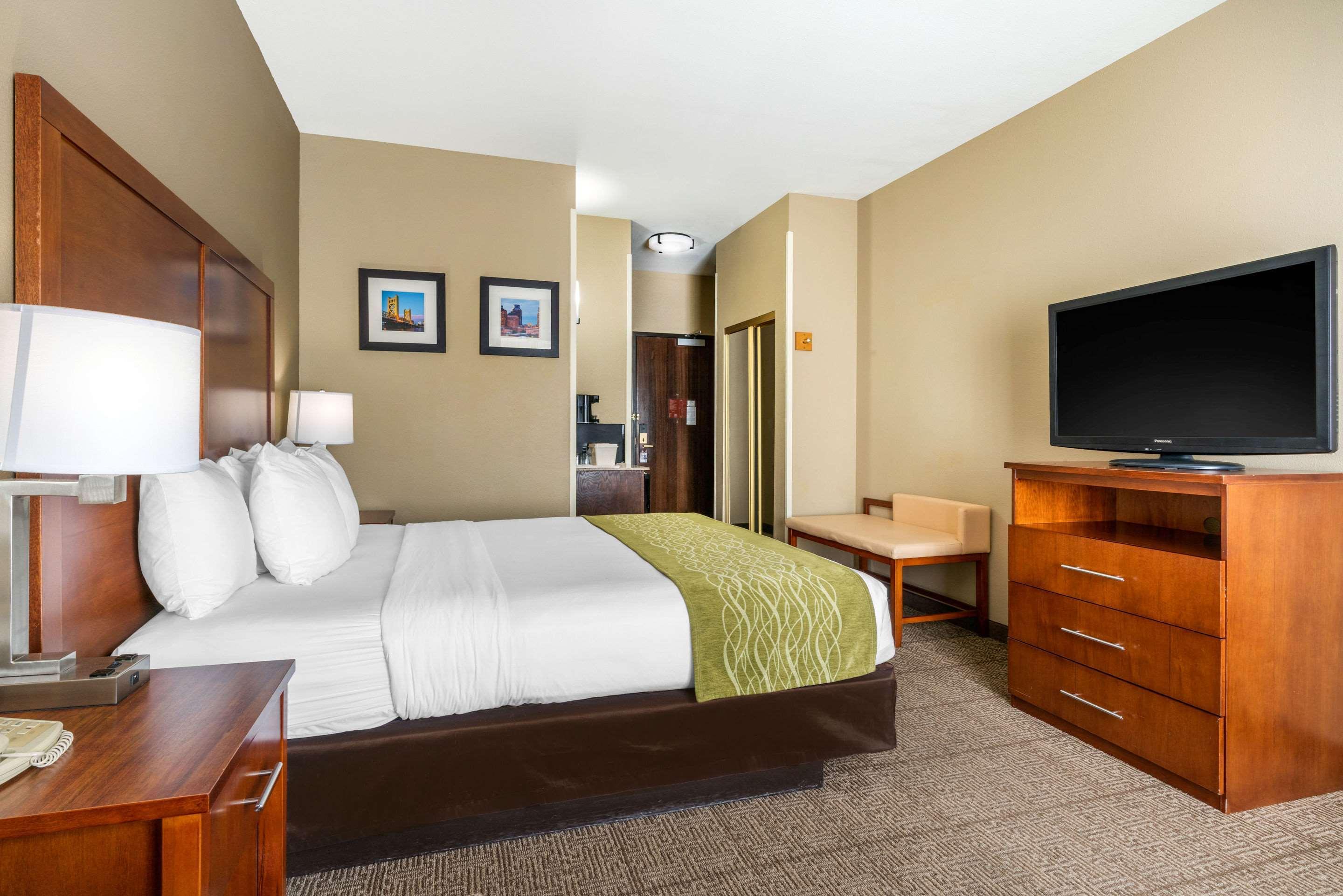 Comfort Inn & Suites Sacramento - University Area Екстериор снимка