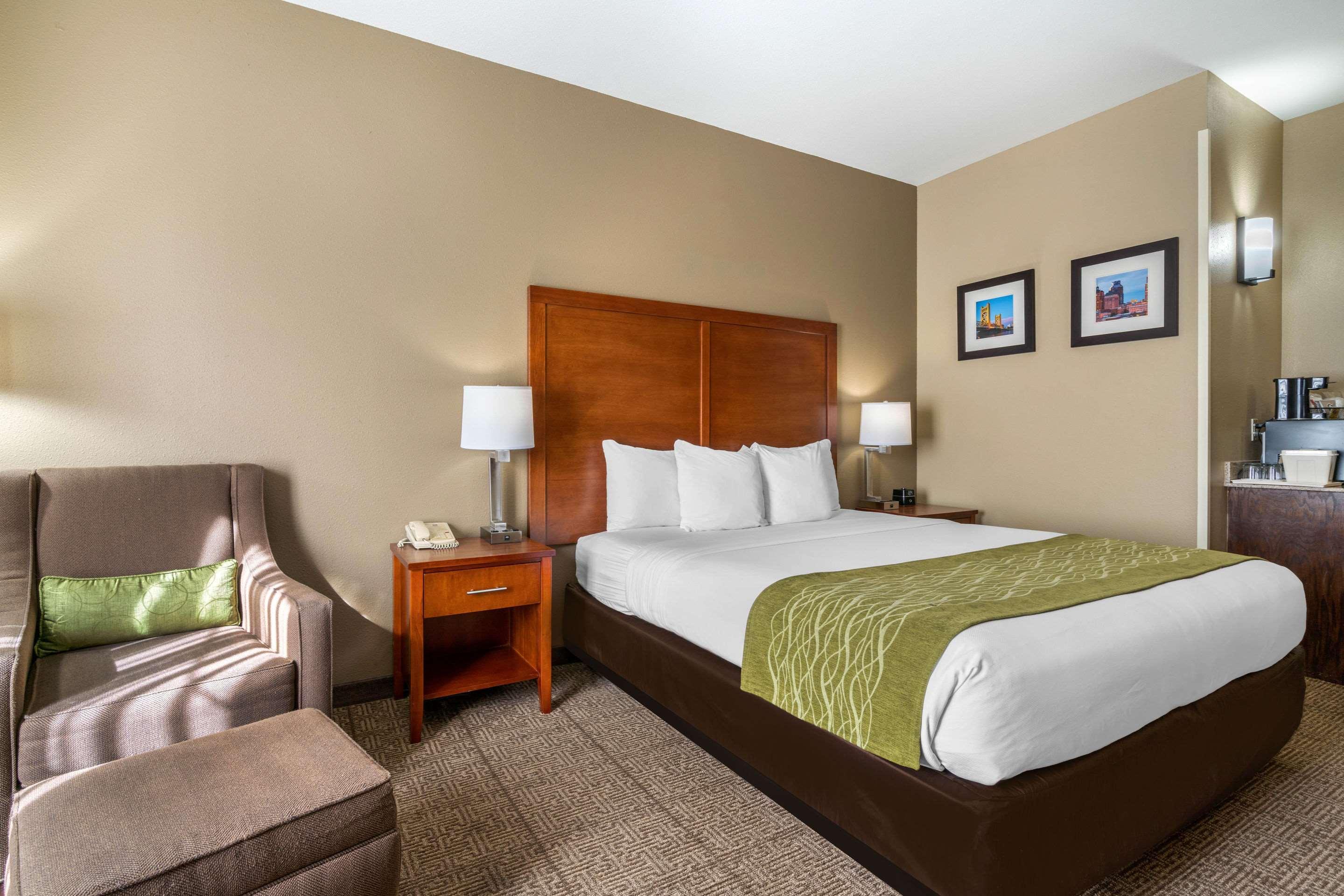 Comfort Inn & Suites Sacramento - University Area Екстериор снимка