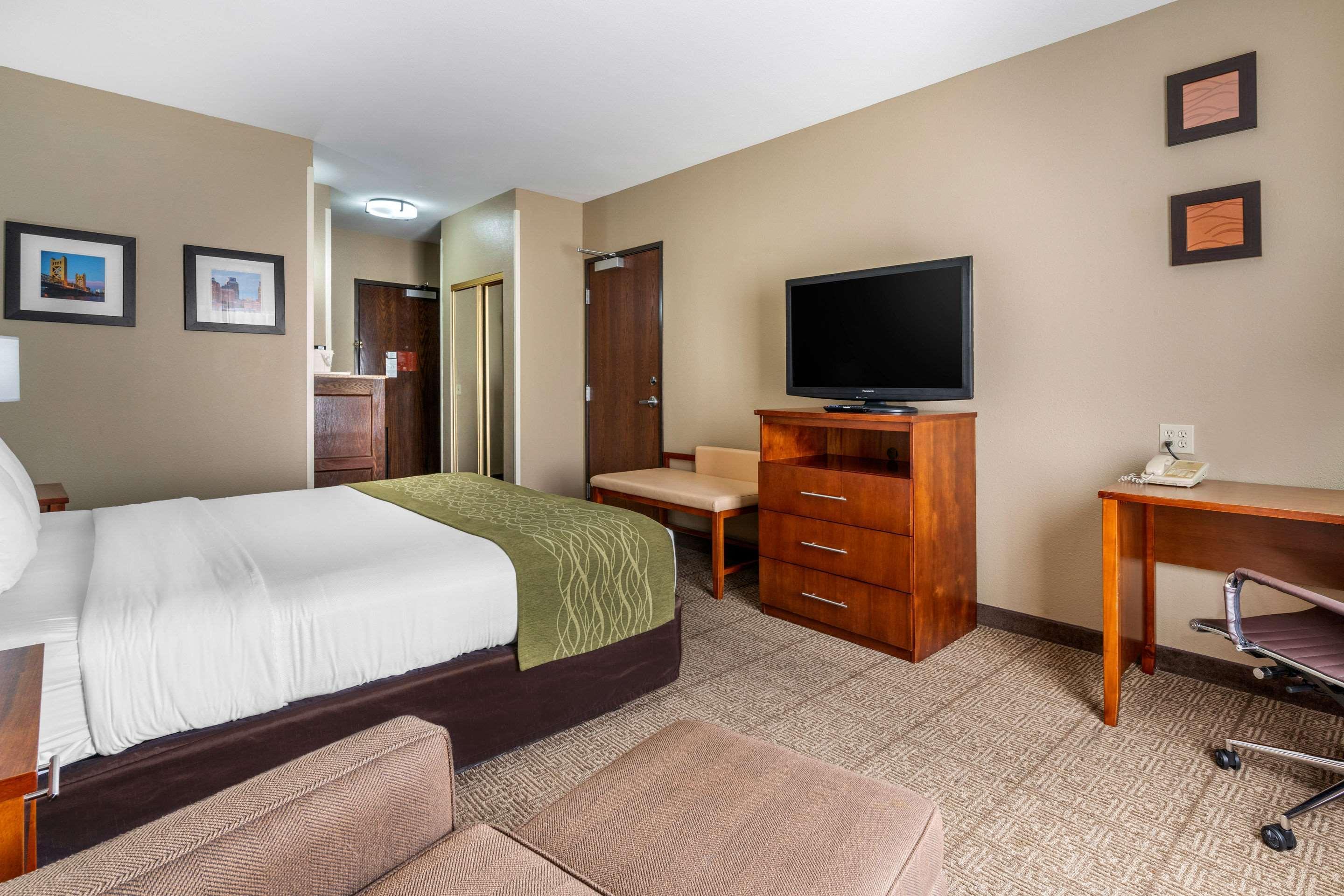 Comfort Inn & Suites Sacramento - University Area Екстериор снимка