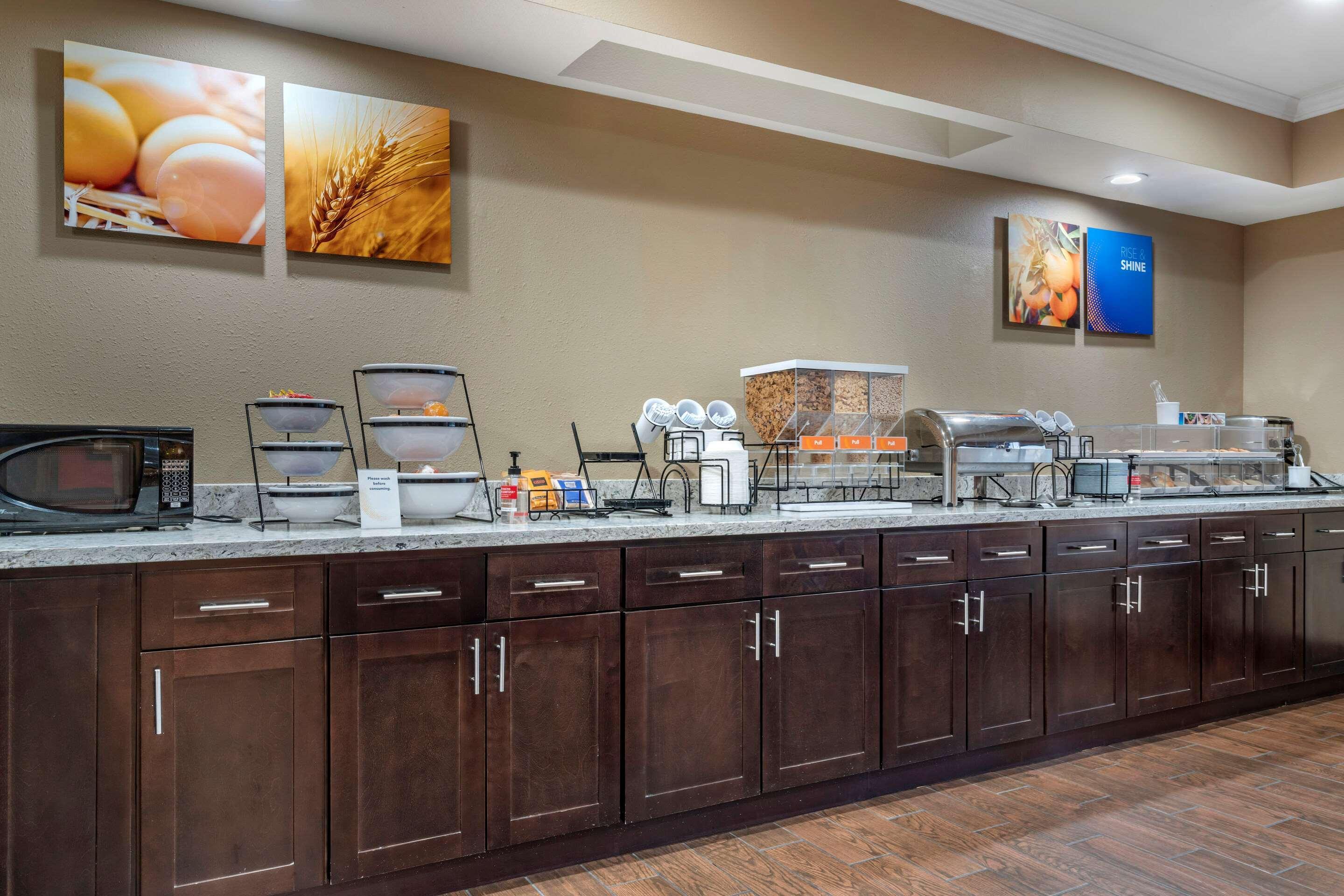 Comfort Inn & Suites Sacramento - University Area Екстериор снимка