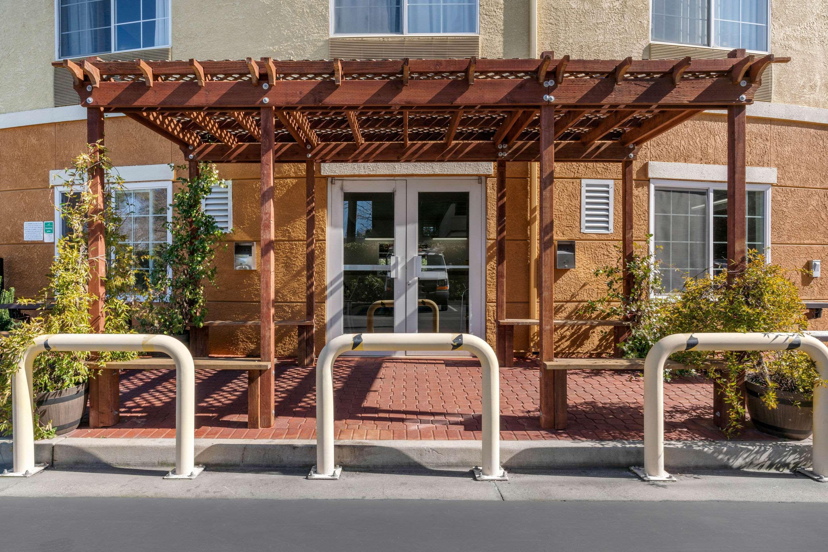 Comfort Inn & Suites Sacramento - University Area Екстериор снимка