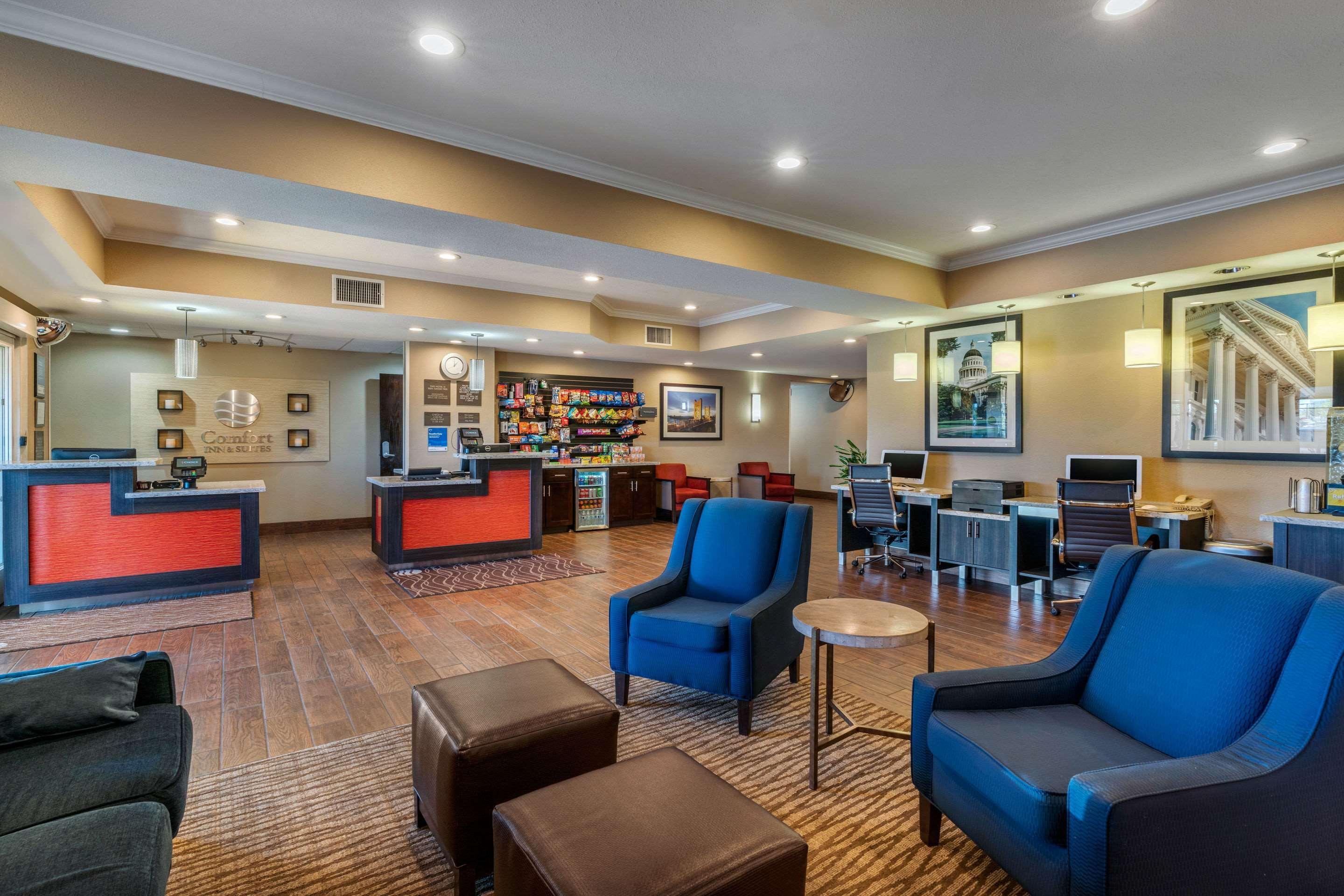 Comfort Inn & Suites Sacramento - University Area Екстериор снимка