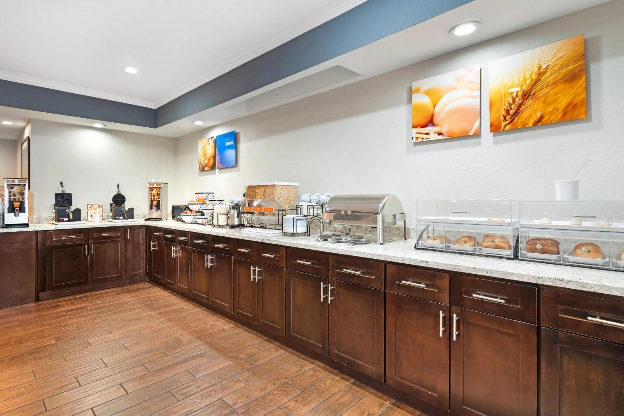 Comfort Inn & Suites Sacramento - University Area Екстериор снимка