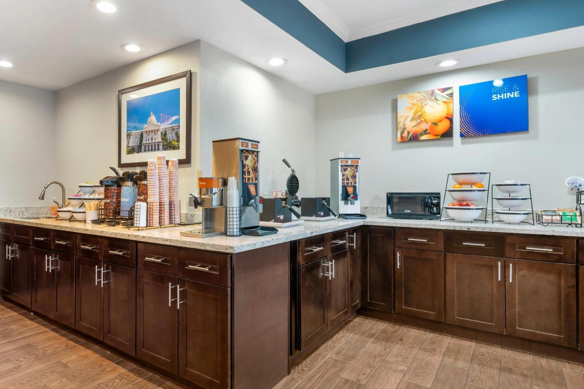 Comfort Inn & Suites Sacramento - University Area Екстериор снимка