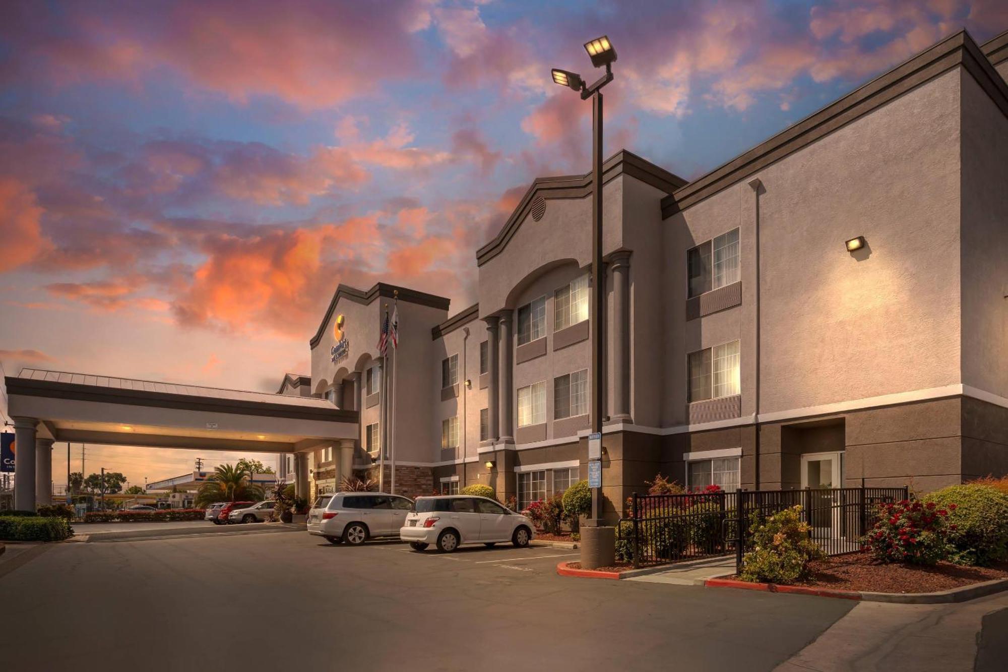 Comfort Inn & Suites Sacramento - University Area Екстериор снимка