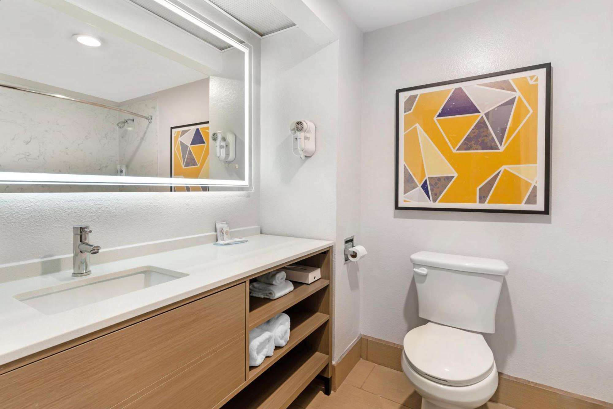 Comfort Inn & Suites Sacramento - University Area Екстериор снимка